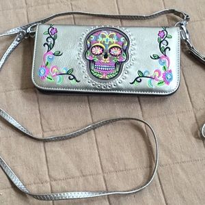 Skull crossbody/wallet.  Gold metallic.
